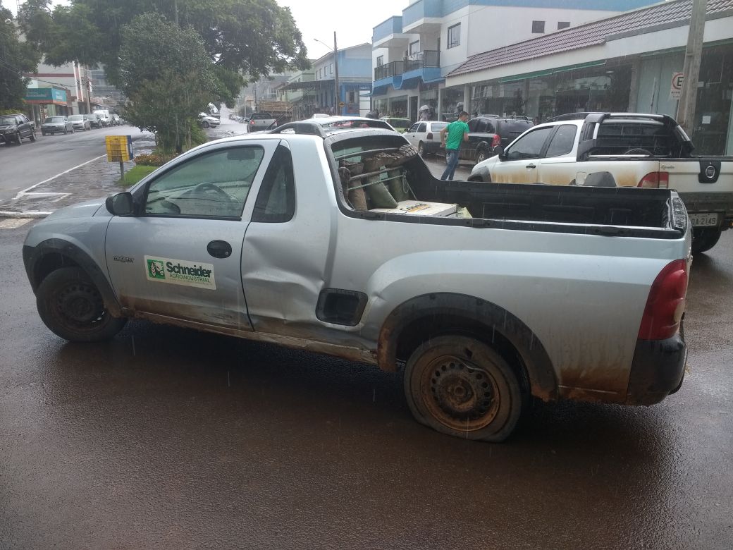 Ir para  <p>Nesta sexta-feira (02/03), por volta das 14:40, ocorreu um acidente de tr&acirc;nsito com danos materiais no centro de Viadutos, exatamente no cruzamento das avenidas Independ&ecirc;ncia e Brasil. Um Chevrolet Cobalt, com placas...